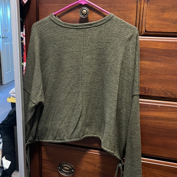 Green Long Sleeve - Picture 4 of 4